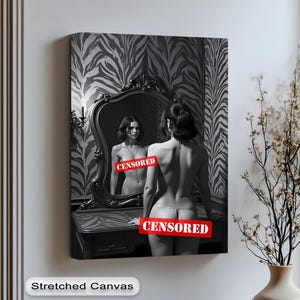 Puede incluir: Impresión artística en lienzo estirado en blanco y negro que muestra a una mujer mirándose en un espejo. El espejo y el cuerpo de la mujer tienen etiquetas rojas "CENSORED". El fondo tiene un patrón de cebra.