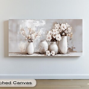 Jarrón floral neutro para pared: impresión en lienzo beige y blanco, póster y marco para una decoración minimalista panorámica del hogar.