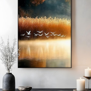 Golden Reed Lake Wall Art - Stampa su tela ispirata alla natura con cornice bianca, uccelli in volo e riflesso del tramonto per un arredamento sereno, arte su tela