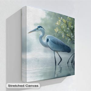 Quadro murale Airone Azzurro nella Foresta Nebbiosa - Tela o poster con natura tranquilla, arte con uccelli per camera da letto o soggiorno / Opzioni con e senza cornice