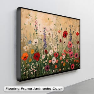 以下が含まれることがあります： 色とりどりの花が咲き誇る花の絵画。赤いポピー、ピンク、白、紫のワイルドフラワーが、明るいベージュ色の背景に描かれています。フレームは、アンスラサイトカラーのフローティングフレームです。