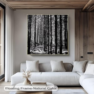 Stampa su tela con foresta in bianco e nero - Fotografia di un sentiero tra alberi nebbiosi, poster e tela per decorazioni rustiche e naturali