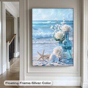 Quadro su tela con natura morta romantica sulla spiaggia - Poster con rose bianche, oceano e conchiglie, stampa su tela e cornice per decorazioni costiere