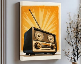 Può includere: Stampa su tela tesa con un'illustrazione di una radio vintage. La radio è nera, beige e dorata, su uno sfondo giallo e arancione a raggi. Il testo "Stretched Canvas" è in basso.