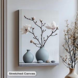 Jarrón floral minimalista para pared: decoración moderna y suave para baño o dormitorio. Lienzo zen o póster con flores blancas.