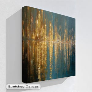 Op de afbeelding: Een canvas kunstwerk met een abstract ontwerp. Het kunstwerk toont verticale strepen in goud en bruin tegen een teal achtergrond, wat een reflecterend watereffect creëert. De tekst "Stretched Canvas" is onderaan zichtbaar.