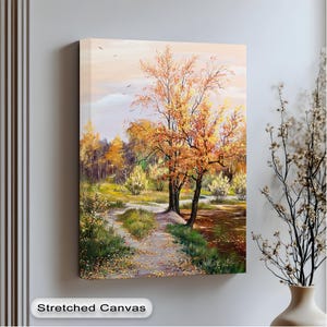 Könnte beinhalten: Ein Kunstdruck auf Leinwand, der eine Herbstlandschaft zeigt. Das Gemälde zeigt einen Weg durch einen Wald mit Bäumen, die leuchtend orange und gelbe Blätter zeigen. Der Text "Stretched Canvas" ist unten sichtbar.