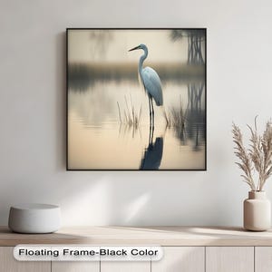 Quadro verticale minimalista su tela con airone bianco – Scena di lago sereno con cornice galleggiante dorata, decorazione per la stanza ispirata alla natura, arte su tela