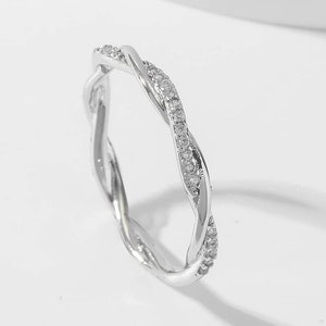 Elegantes, einfaches Band mit einem 1,7-MM-Moissanitband im Rundschliff, Moissanitdiamantband und passendem zierlichem Band