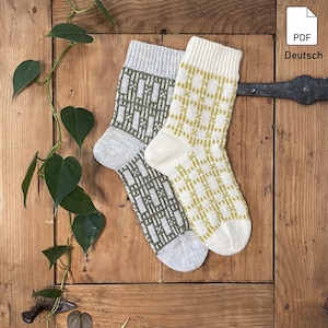 Könnte beinhalten: Zwei Paar Socken mit geometrischen Mustern. Ein Paar ist weiß mit gelben Quadraten, das andere ist grau mit grünen Quadraten.