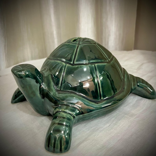 Tirelire tortue porte-bonheur en céramique couleur olive