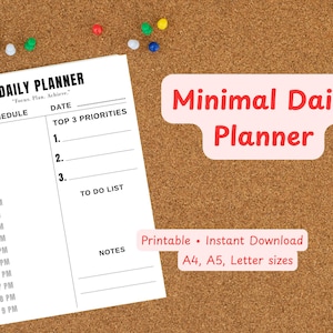 Può includere: Un'agenda giornaliera bianca con programma, priorità principali ed elenco delle cose da fare. Il testo "Minimal Daily Planner" è in una bolla rosa. L'agenda include il testo "Focus. Plan. Achieve." ed è disponibile nei formati A4, A5 e Letter.