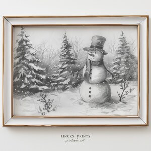Puede incluir: Un dibujo a lápiz en blanco y negro de un muñeco de nieve de pie en un bosque nevado. El muñeco de nieve lleva un sombrero y una bufanda. Los árboles están cubiertos de nieve.
