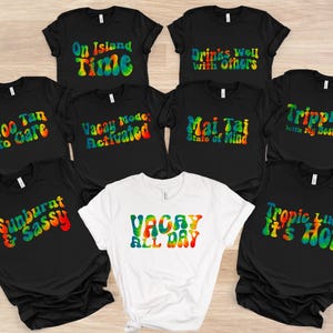 Camisetas Vacay Mode • Camisetas de verão com letras tie-dye • Camisetas de grupo de férias para mulheres • Trajes para viagem à praia • Camisetas de viagem para meninas