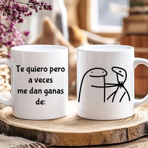 Puede incluir: Dos tazas de cerámica blanca con texto negro e ilustraciones. La taza de la izquierda dice "Te quiero pero a veces me dan ganas de:". La taza de la derecha tiene una ilustración en blanco y negro de dos figuras de palo.