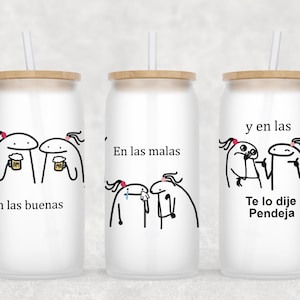 Puede incluir: Tres vasos blancos con ilustraciones negras y texto en español. El primer vaso muestra dos figuras sosteniendo cervezas con el texto "En las buenas". El segundo vaso muestra dos figuras con el texto "En las malas". El tercer vaso muestra dos figuras con el texto "y en las Te lo dije Pendeja".