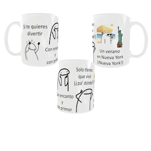Puede incluir: Tres tazas de cerámica blanca con dibujos de líneas negras y texto en español. Las tazas presentan un personaje de dibujos animados con diferentes frases. La primera taza dice "Si te quieres divertir con encanto y con primor". La segunda taza dice "Solo tienes que vivir (¿pa' dónde?)". La tercera taza dice "Un verano en Nueva York (iNueva York!)".