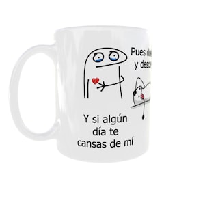 Puede incluir: Una taza de cerámica blanca con un dibujo de líneas negras de un personaje de dibujos animados con lágrimas azules y un corazón rojo. El texto dice: "Pues duele y descansa" y "Y si algún día te cansas de mí". Incluye una segunda figura acostada.