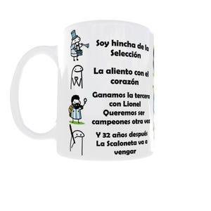 Puede incluir: Una taza de cerámica blanca con cuatro ilustraciones de dibujos animados y texto en español. El texto dice: Soy hincha de la Selección, La aliento con el corazón, Ganamos la tercera con Lionel, Queremos ser campeones otra vez, Y 32 años después La Scaloneta va a vengar.