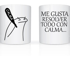 Puede incluir: Taza de cerámica blanca con un dibujo de línea negra de una persona sosteniendo un bate de béisbol con la palabra "CALMA" escrita en él. El otro lado de la taza tiene el texto "ME GUSTA RESOLVER TODO CON CALMA..."