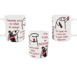 Może przedstawiać: Biały ceramiczny kubek z kreskówkową ilustracją osoby trzymającej puszkę Coca-Coli. Tekst na kubku brzmi "Tomando coca mi riñón se relaja" i "Y entre más bebo, menos quiero agua".