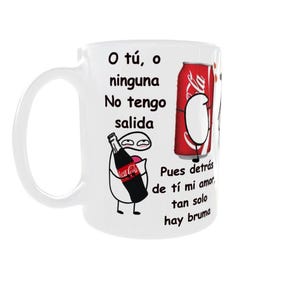 Puede incluir: Una taza de cerámica blanca con un personaje de dibujos animados sosteniendo una botella de Coca-Cola y otro personaje junto a una lata de Coca-Cola. El texto dice: O tú, o ninguna No tengo salida Pues detrás de tí mi amor, tan solo hay bruma.