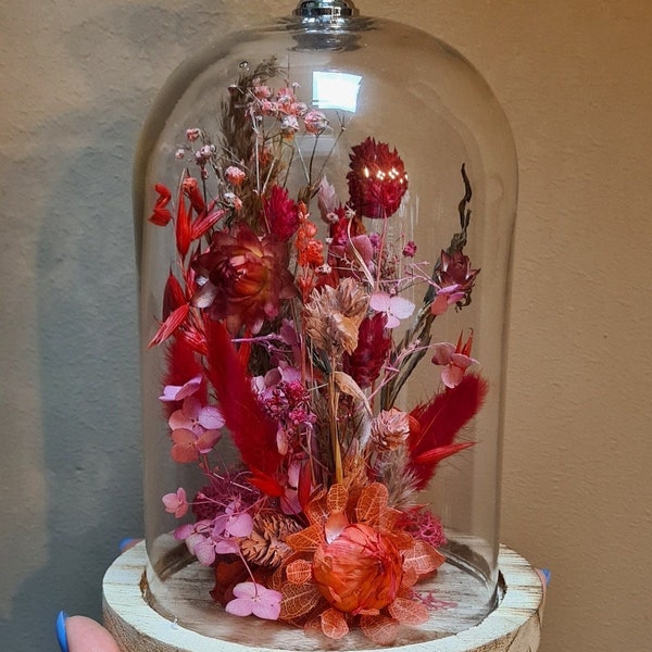 Cloche de fleurs séchées en verre