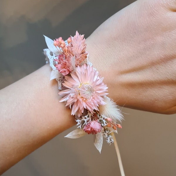 Bracelet en dentelle et fleurs sèchées rose