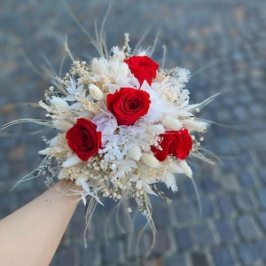 Brautstrauß aus Trockenblumen und ewiger Rose/Passende Boutonniere