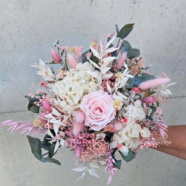 Bruidsboeket van droogbloemen en eeuwige roos