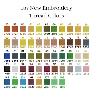 Puede incluir: Una carta de colores que muestra 107 nuevos colores de hilo para bordar. La carta presenta una cuadr&iacute;cula de muestras de color con n&uacute;meros y c&oacute;digos de hilo correspondientes. Los colores van desde marrones y verdes c&aacute;lidos hasta azules y morados.