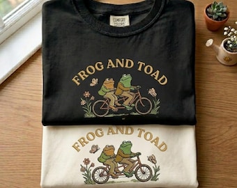 Camiseta Comfort Colors con bordado de rana y sapo, cuello redondo estilo cottagecore literario, estética literaria vintage, regalo acogedor para lectores.