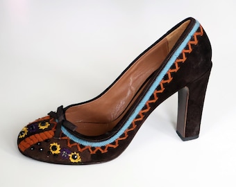 Vintage Miu Miu Bestickte Wildleder Pumps Größe 39,5 | Boho Chic 11 cm Blockabsatz