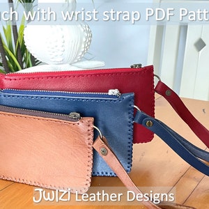 Puede incluir: Tres bolsas de cuero con correas de muñeca en marrón, azul y rojo. Las bolsas están apiladas una encima de la otra sobre una mesa de madera. Las bolsas tienen cremalleras y están cosidas con una puntada decorativa. El texto "Jwlzi Leather Designs" es visible en la esquina inferior derecha de la imagen.