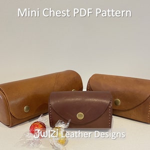 Pode incluir: Três mini baús de couro em marrom e marrom escuro. Os baús estão fechados e têm uma forma arredondada. O texto "Mini Chest PDF Pattern" está na parte superior da imagem. O texto "Jwizi Leather Designs" está na parte inferior da imagem.