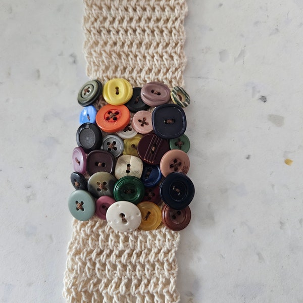 Bracelet au crochet avec boutons vintage.