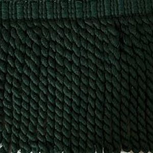 Könnte beinhalten: Nahaufnahme einer dunkelgrünen Seilfransenborte. Die Borte weist ein dickes, geflochtenes Seildesign mit strukturiertem Aussehen auf. Der obere Rand hat ein gewebtes Detail und der untere Rand hat eine Franse.