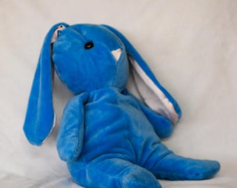 Conejito de peluche azul y rosa con peso. Poco desperdicio y hecho con materiales reciclados.