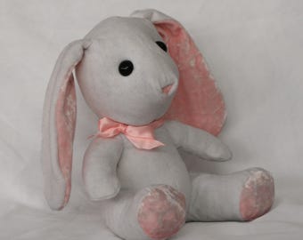Conejito de peluche blanco y rosa con peso. Bajo desperdicio y hecho con materiales reciclados.