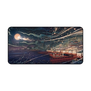 Pode incluir: Um tapete de rato retangular com uma ilustra&ccedil;&atilde;o art&iacute;stica de uma paisagem noturna. O design inclui uma lua cheia, um corpo de &aacute;gua e um edif&iacute;cio tradicional com detalhes em vermelho. A paleta de cores &eacute; dominada por azuis, roxos e brancos.