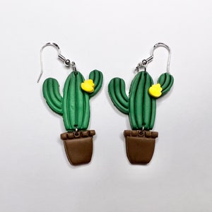 Kaktus mit Gelben Blumen Ohrringe | Polymer Ton | Pflanzen Ohrringe