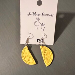 Pendientes de arcilla de cuña de limón / Pendientes de arcilla polimérica / Joyería de verano