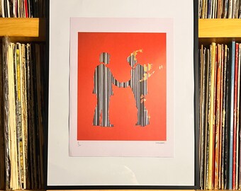 Puede incluir: Una lámina artística enmarcada con fondo rojo que muestra dos figuras dándose la mano, representadas en un estilo de código de barras vertical en blanco y negro. Una figura parece estar en llamas con tonos amarillos y naranjas.