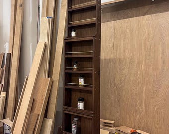 Estante para especias de nogal de mediados de siglo, organizador de cocina de pared con rieles de latón.
