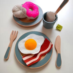 SVG-Datei - Spielzeug-Spiegelei mit gebratenem Speck - Schneiden mit Scanncut, hergestellt aus Wollfilz.
