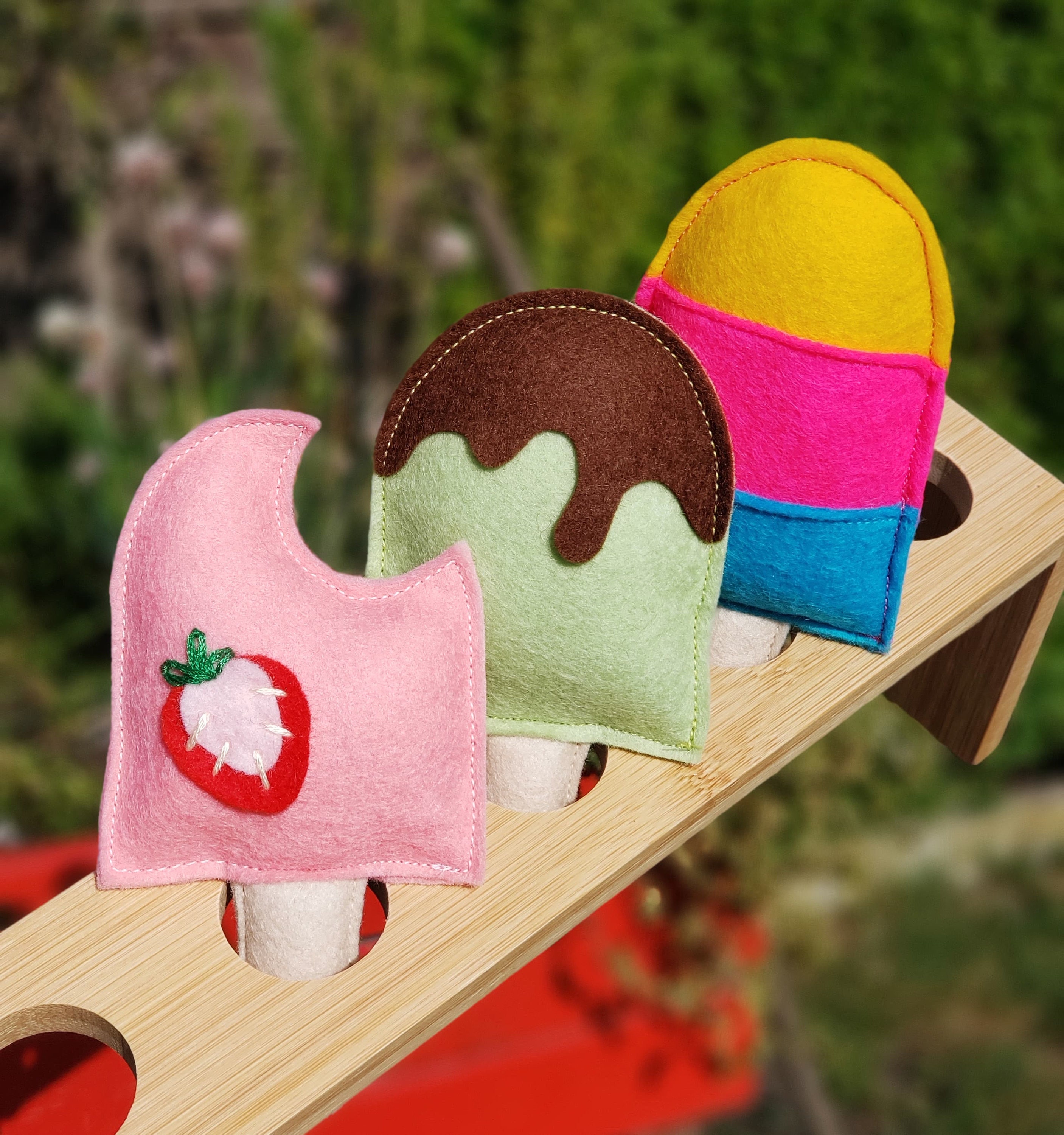 3 glaces jouets, glaces jouets, glaces, frisco, glace fraise, glace pistache au chocolat, glace trois couleurs,