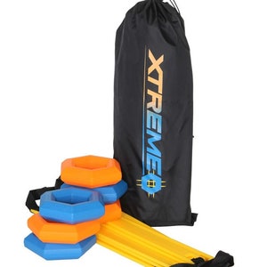 Könnte beinhalten: Ein Satz Agility-Hürden mit orangefarbenen und blauen Kegeln und einer schwarzen Tragetasche mit dem Aufdruck "XTREME".