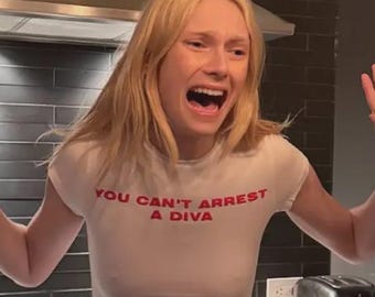 No puedes arrestar a una diva Baby Tee Alex Consani Camiseta divertida de empoderamiento femenino Camiseta con mensaje sarcástico y atrevido Camiseta con eslogan feminista Y2K