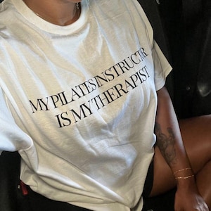 Mein Pilates-Lehrer ist mein Therapeut-T-Shirt Lustiges Fitness-Übungs-T-Stück sarkastisches Gym Workout-Shirt Y2K Wellness-Selbsorge-T-Shirt