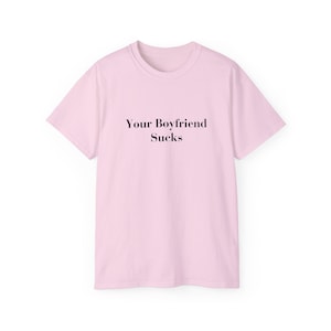 Your Boyfriend Sucks T-shirt Sarcastic Weirdcore Shirt Y2K Funny It Girl Tee ongepast iconische slogan tshirt Hot Girl Empowerment Tee Light Pink